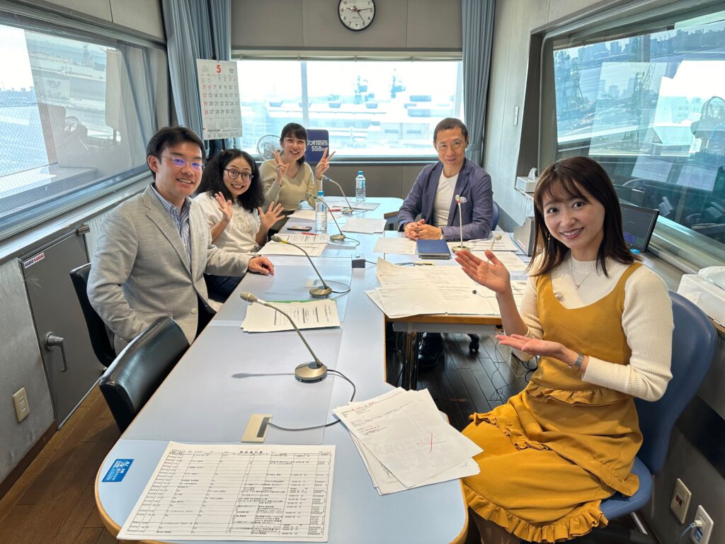 ラジオ関西のスタジオで出演した日の写真(2024年5月3日)